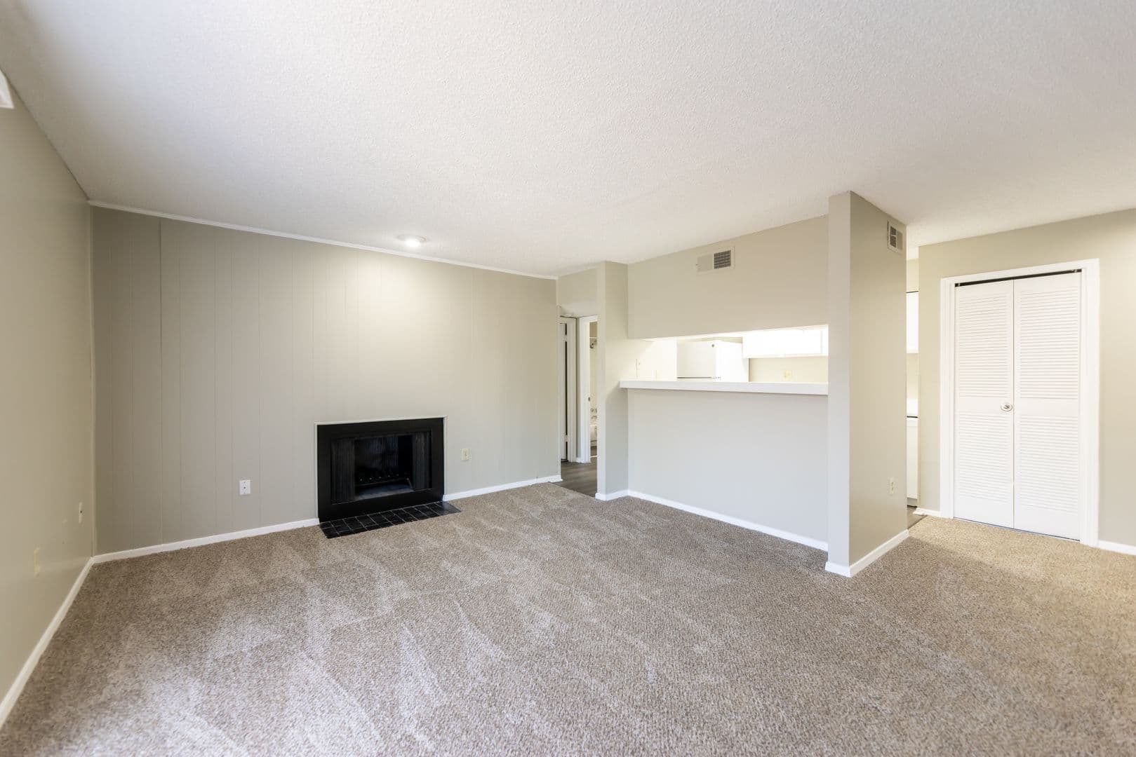 Memphis Apartment: 1867 Poplar Pines Dr