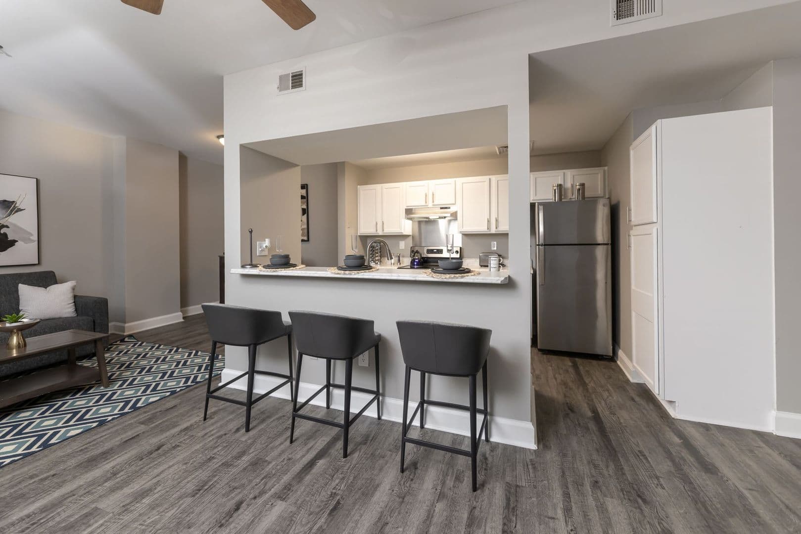 Memphis Apartment: 10 S Main St