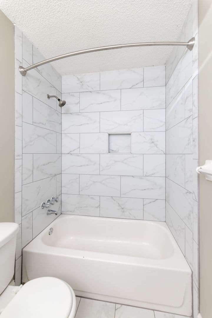 Memphis Apartment: 1867 Poplar Pines Dr