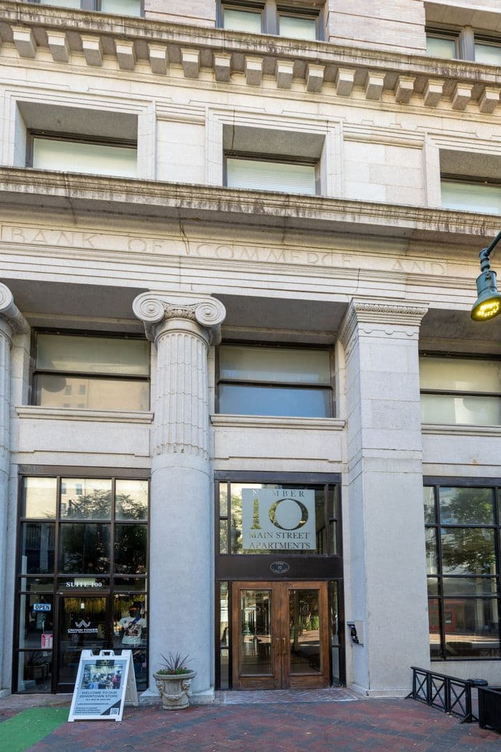 Memphis Apartment: 10 S Main St