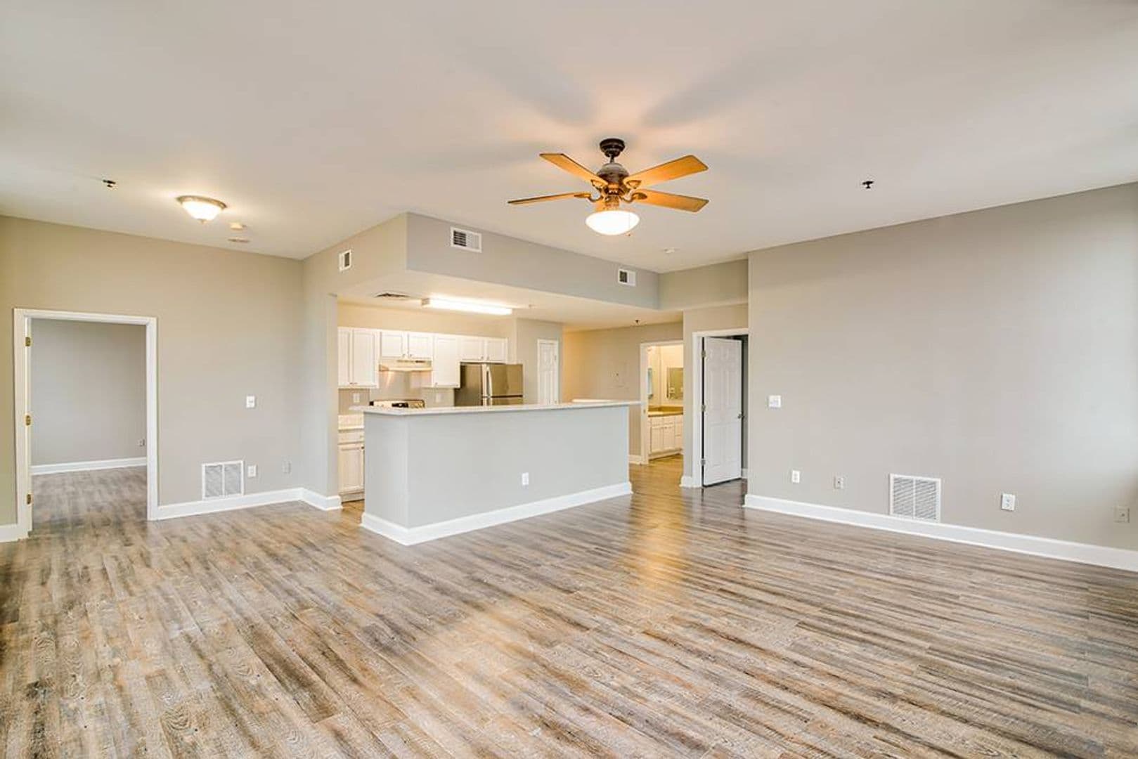 Memphis Apartment: 10 S Main St