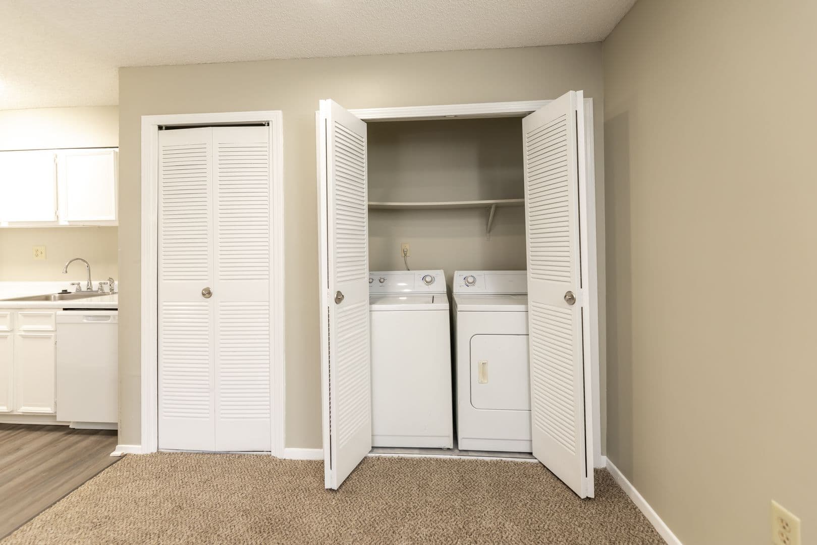 Memphis Apartment: 1867 Poplar Pines Dr