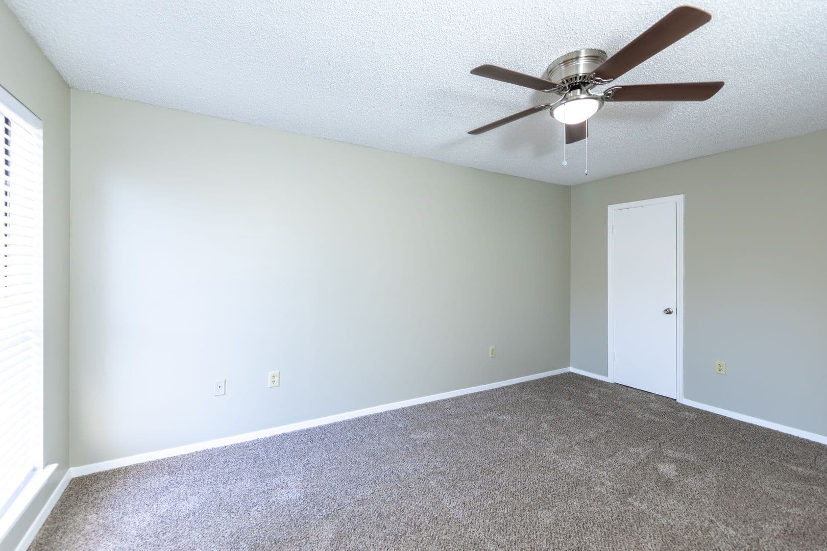 Memphis Apartment: 1867 Poplar Pines Dr