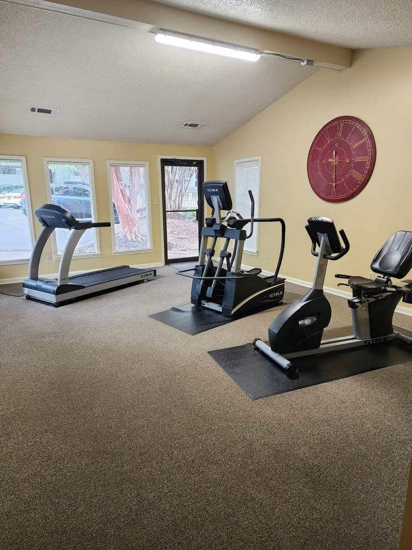 Memphis Apartment: 1867 Poplar Pines Dr