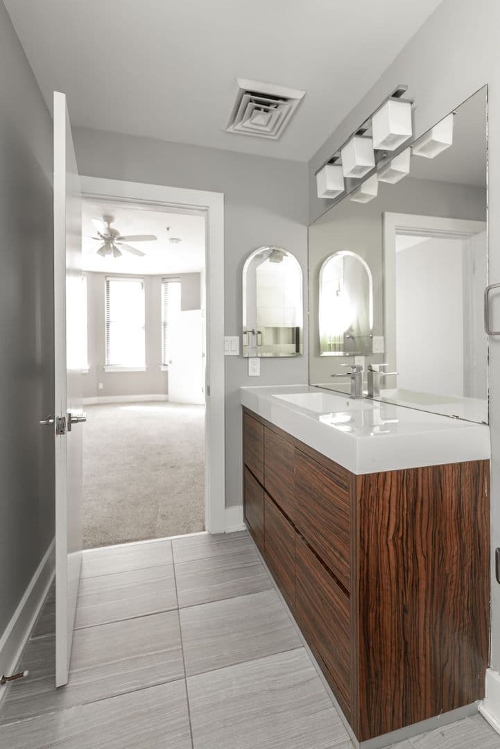 Memphis Apartment: 10 S Main St