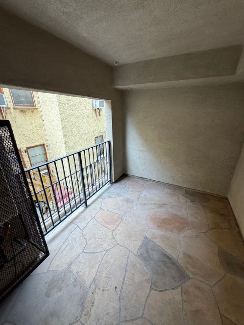 Los Angeles Apartment: 8241 Blackburn Ave.