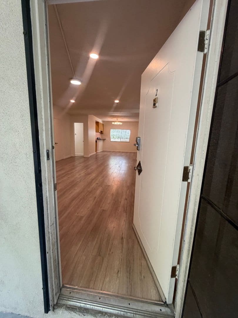 Santa Monica Apartment: 1537 Stanford St.