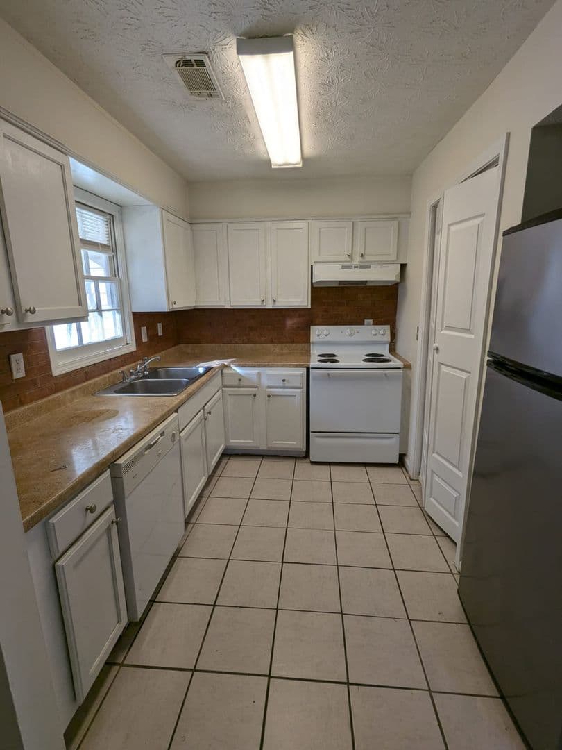 Conyers House: 1160 Forest Villa Dr