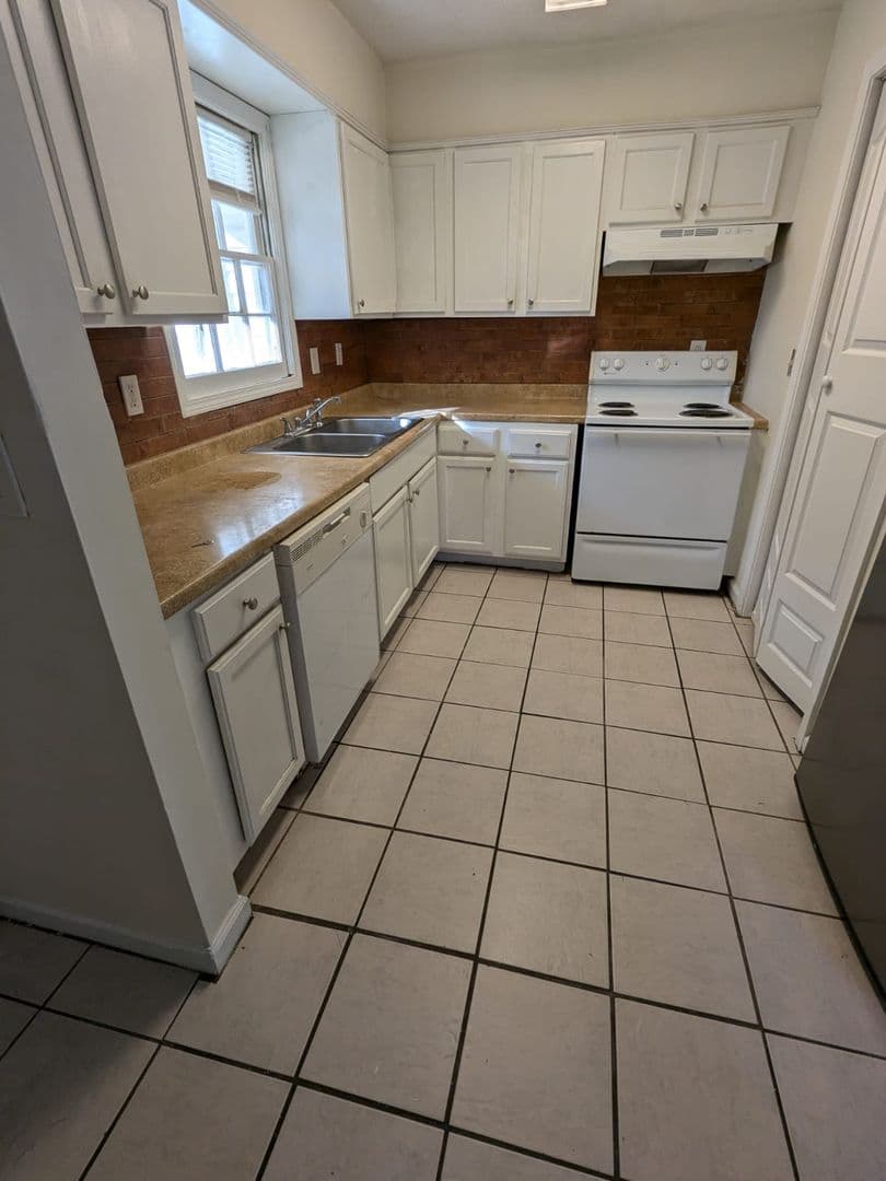 Conyers House: 1160 Forest Villa Dr