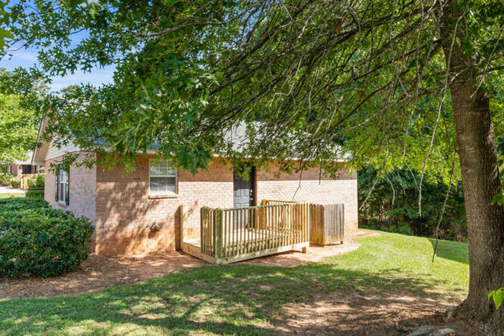 Commerce Apartment: 100 Victoria Way