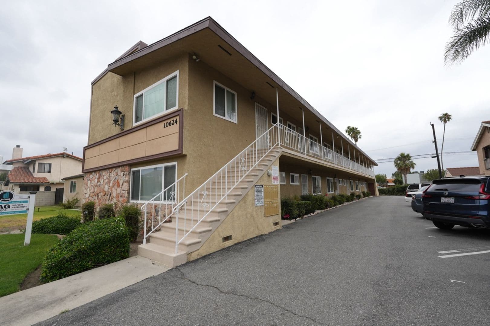 Downey Apartment: 10624 La Reina Ave.