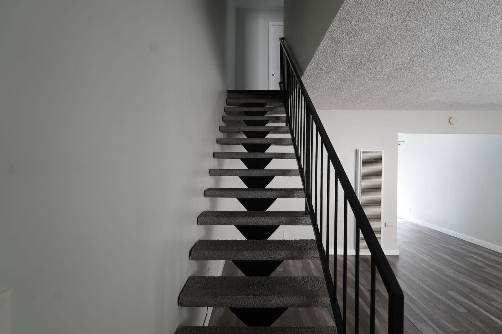 Los Angeles Apartment: 5309-11 Boswell Place