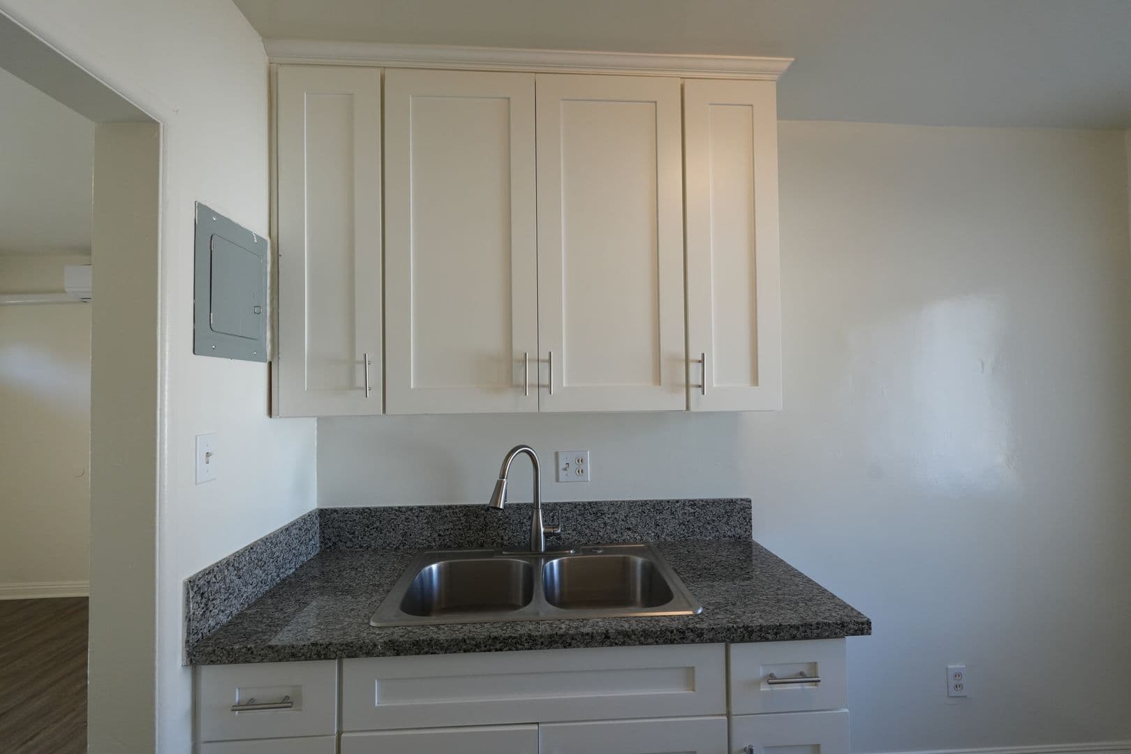 Downey Apartment: 10624 La Reina Ave.