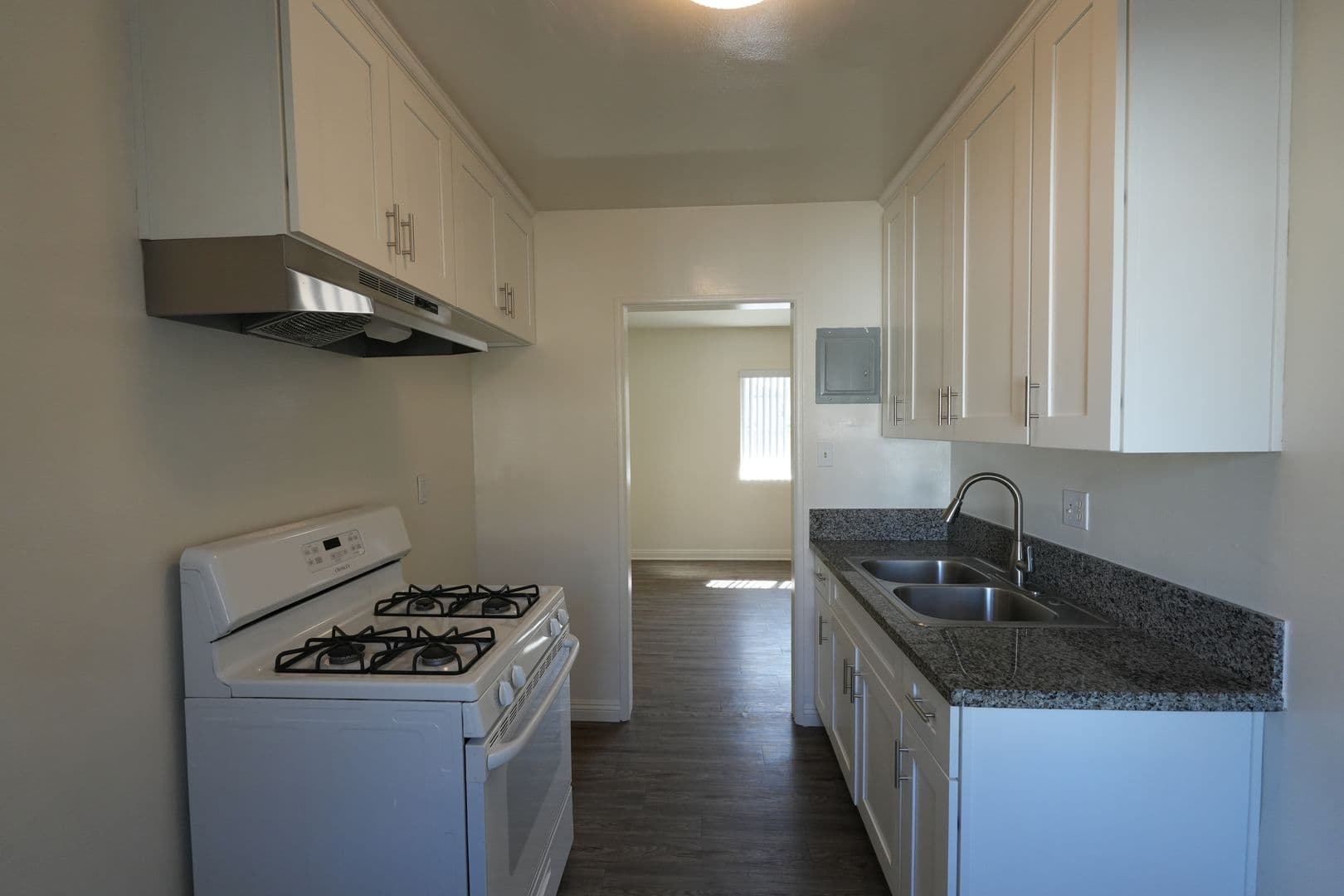 Downey Apartment: 10624 La Reina Ave.