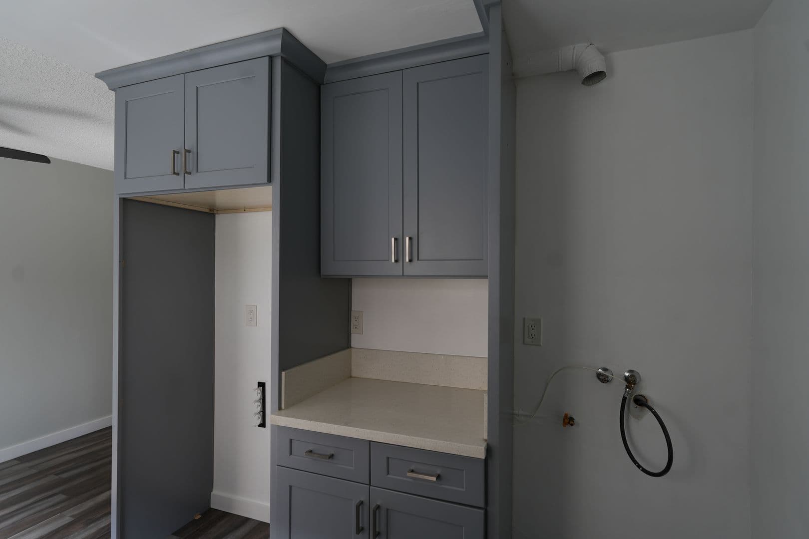 Los Angeles Apartment: 5309-11 Boswell Place