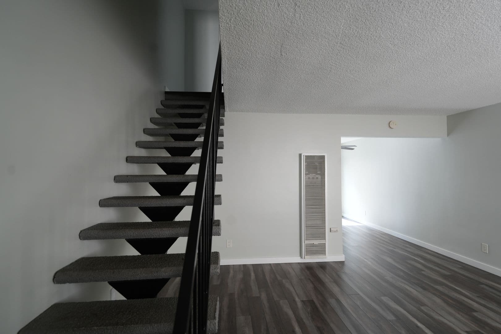Los Angeles Apartment: 5309-11 Boswell Place