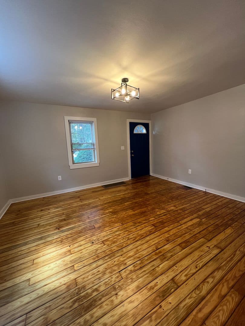 Erie Apartment: 1321-1327 W 33rd St