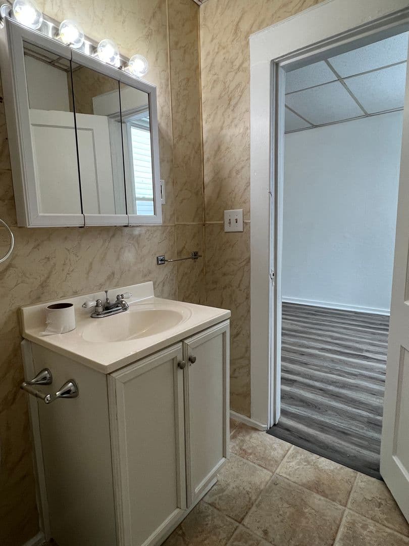Erie Apartment: 514 W 16th St