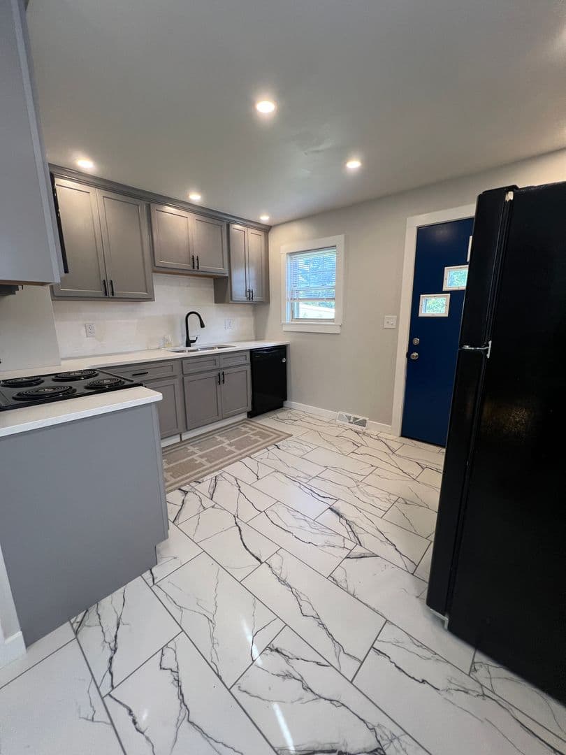 Erie Apartment: 1321-1327 W 33rd St