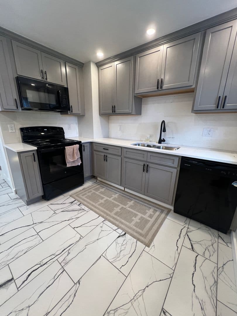Erie Apartment: 1321-1327 W 33rd St