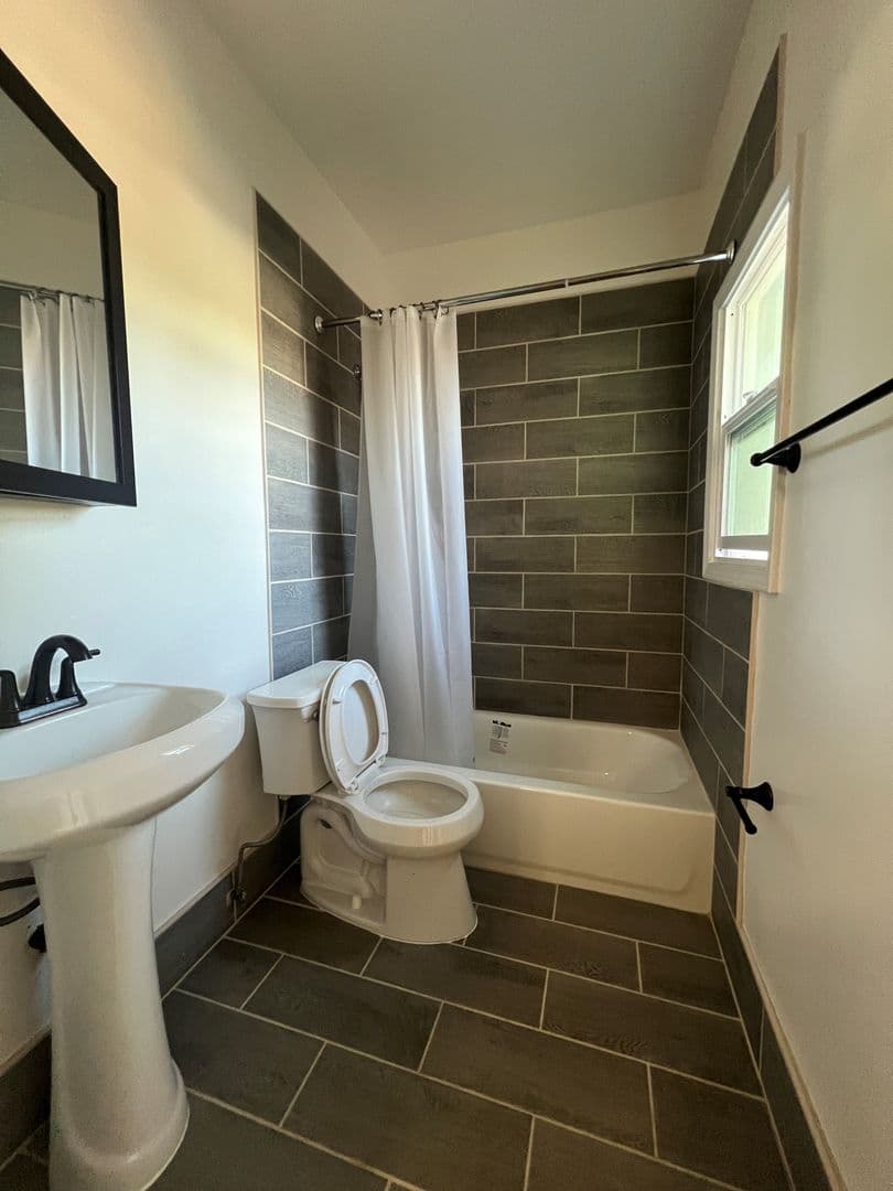 Los Angeles Apartment: 249 E. Vernon Ave.