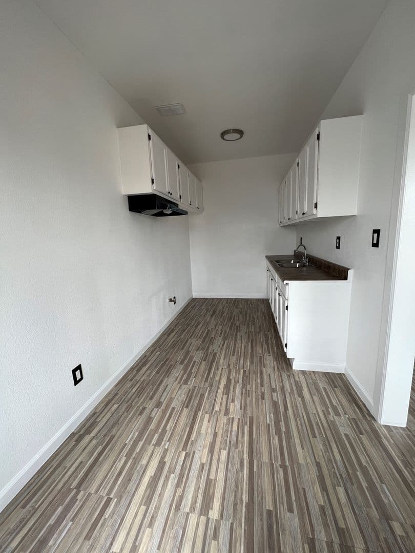 Los Angeles Apartment: 249 E. Vernon Ave.