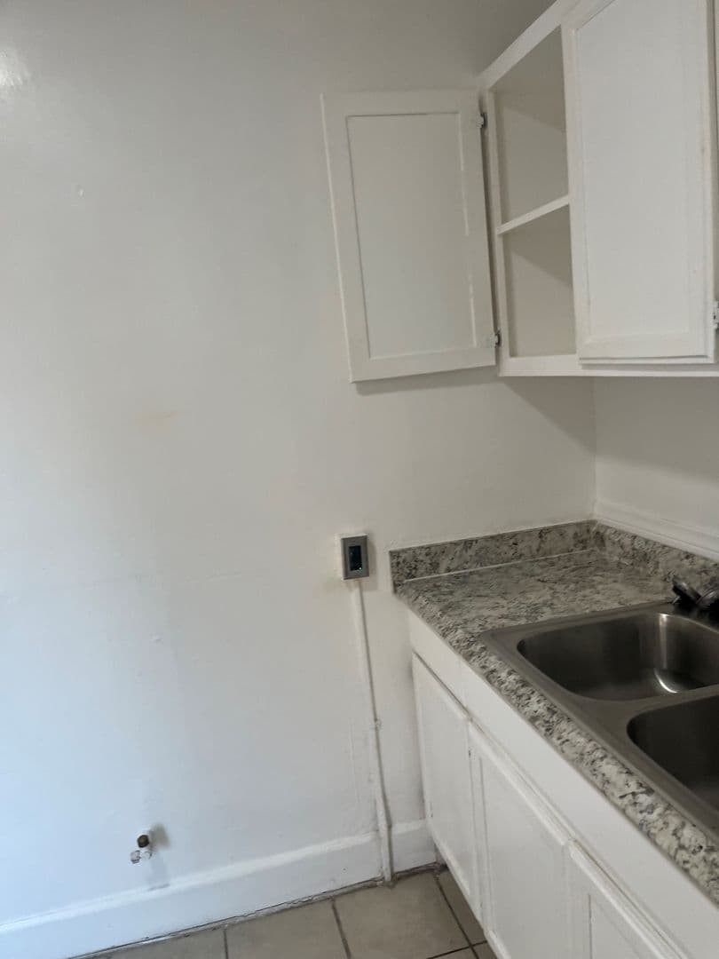 Los Angeles Apartment: 1500 W. Vernon Ave.