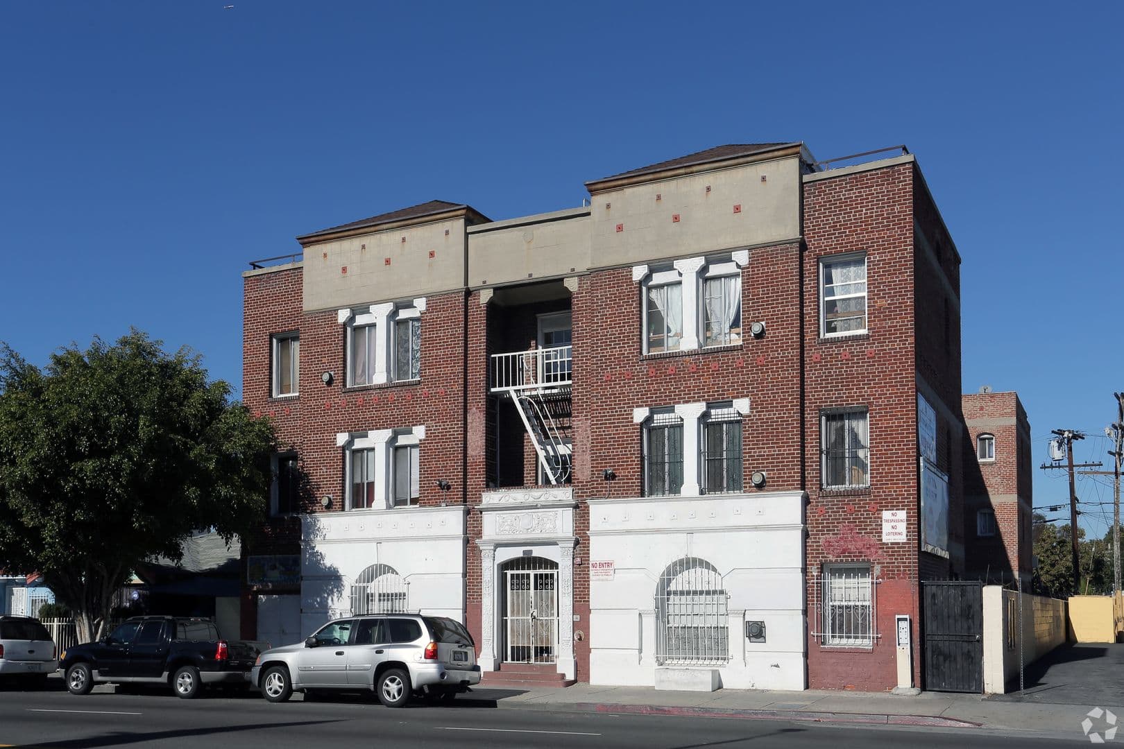 Los Angeles Apartment: 249 E. Vernon Ave.