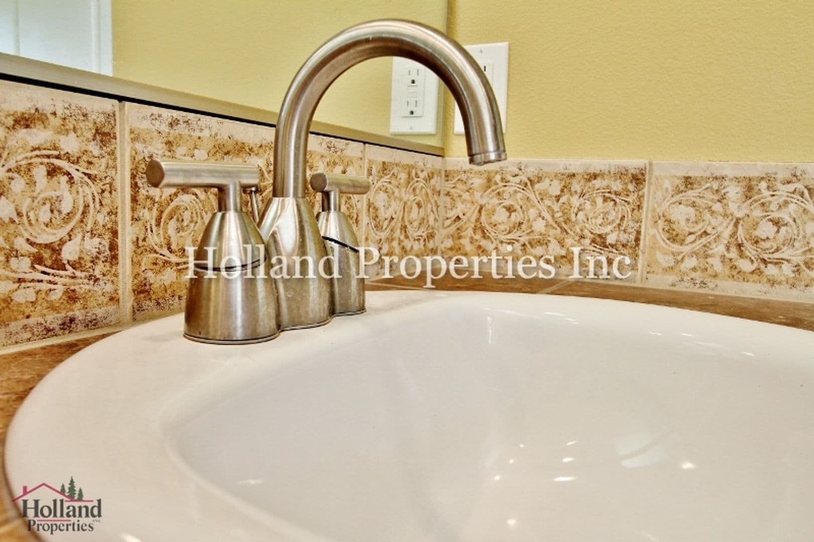 Hillsboro House: 5502 NE Lagos Ct