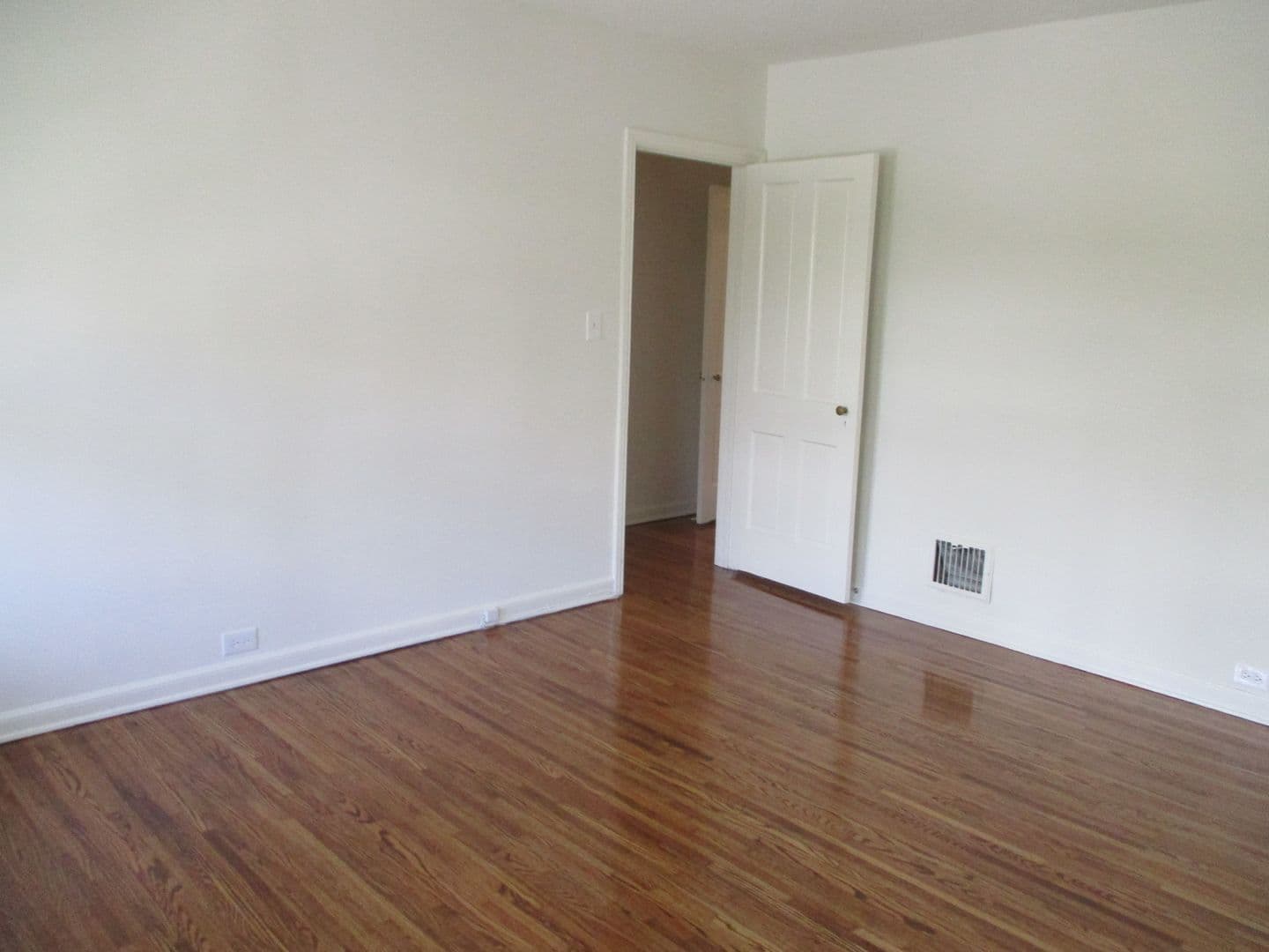 LOS ANGELES Apartment: 1000-1004 TIVERTON AVE/10844-52 WEYBURN AVE