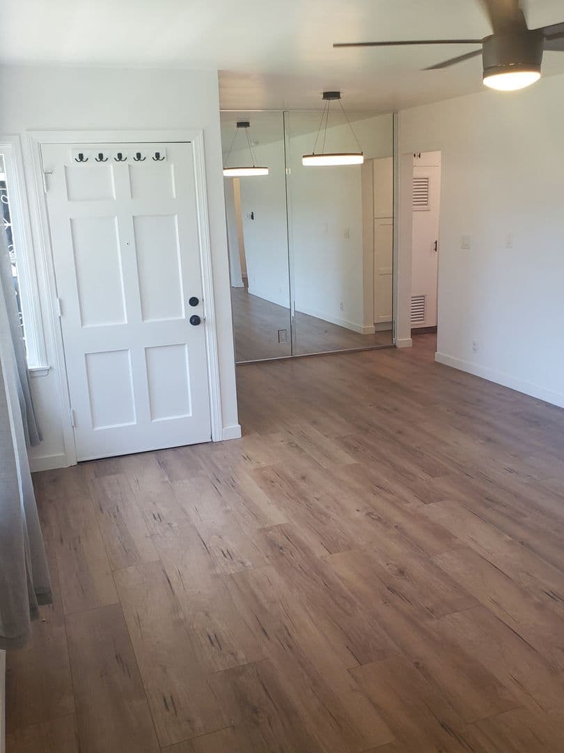 Los Angeles Condo: 5637 ½ CORBETT St