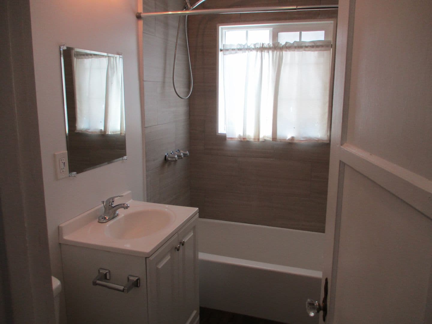 LOS ANGELES Apartment: 2007 2ND AVE.