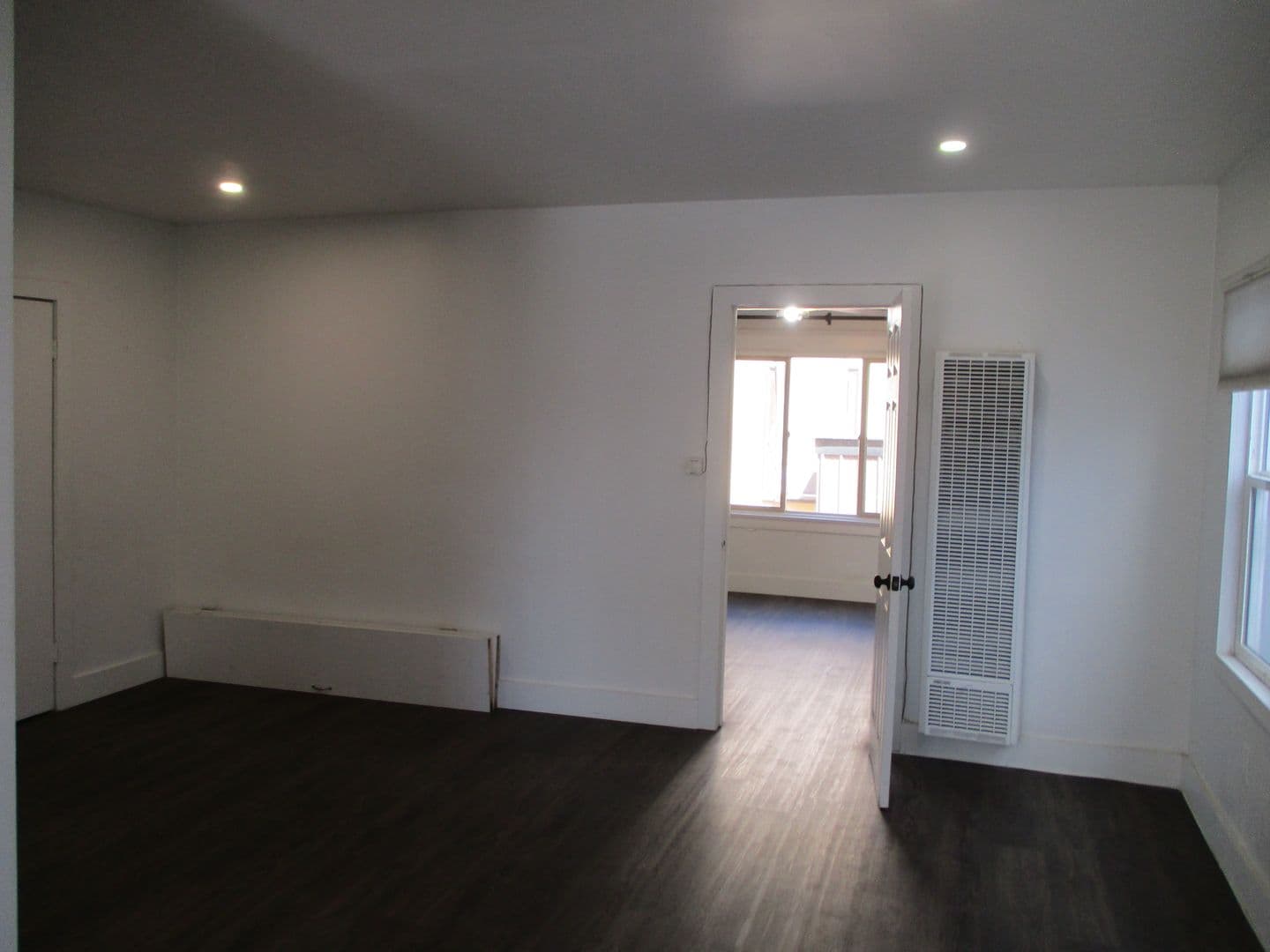 LOS ANGELES Apartment: 2007 2ND AVE.