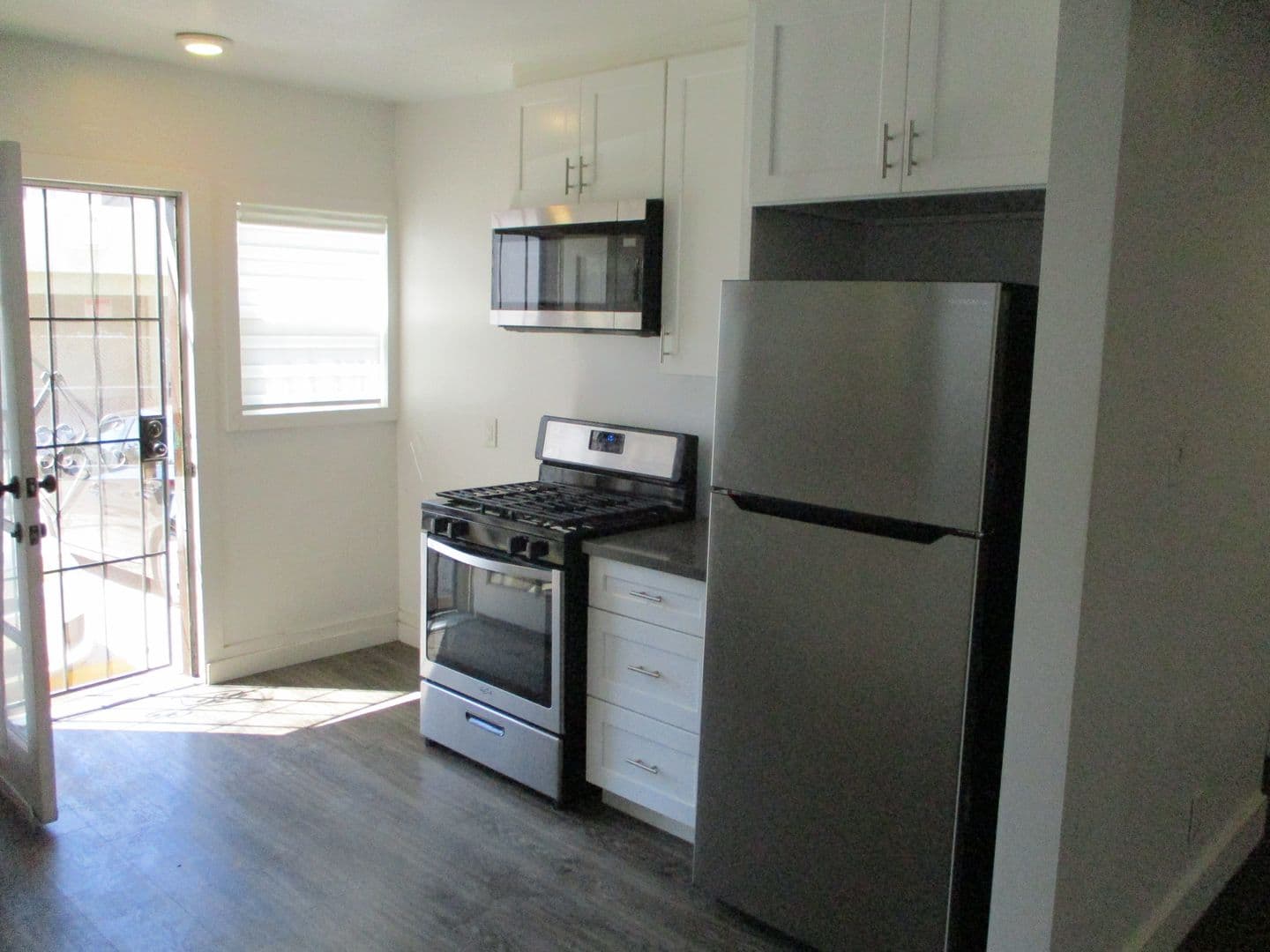 LOS ANGELES Apartment: 2007 2ND AVE.