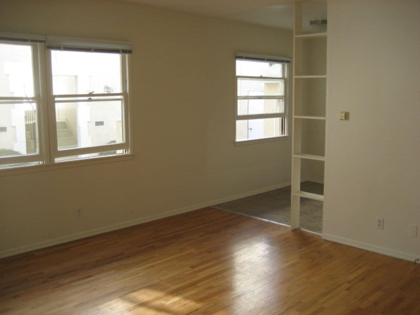 BEVERLY HILLS Apartment: 315-319 N. LA PEER DR