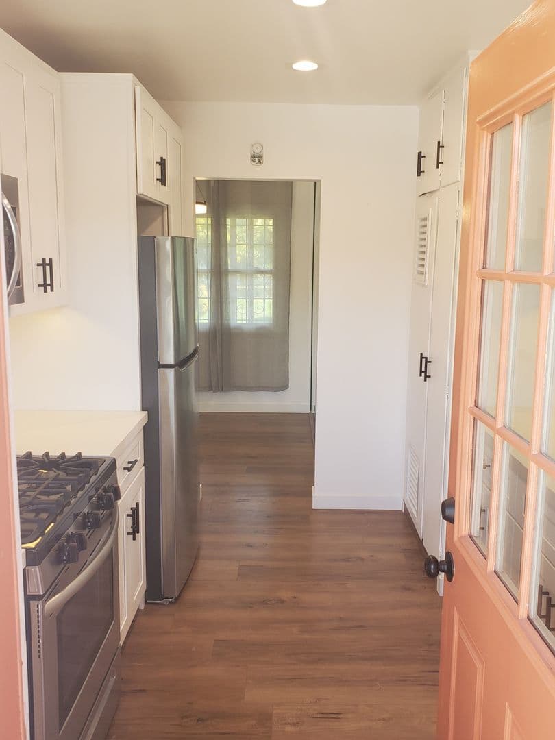 Los Angeles Condo: 5637 ½ CORBETT St