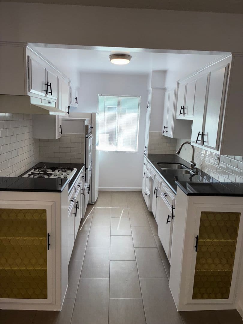 LOS ANGELES Apartment: 3338 MENTONE AVE.