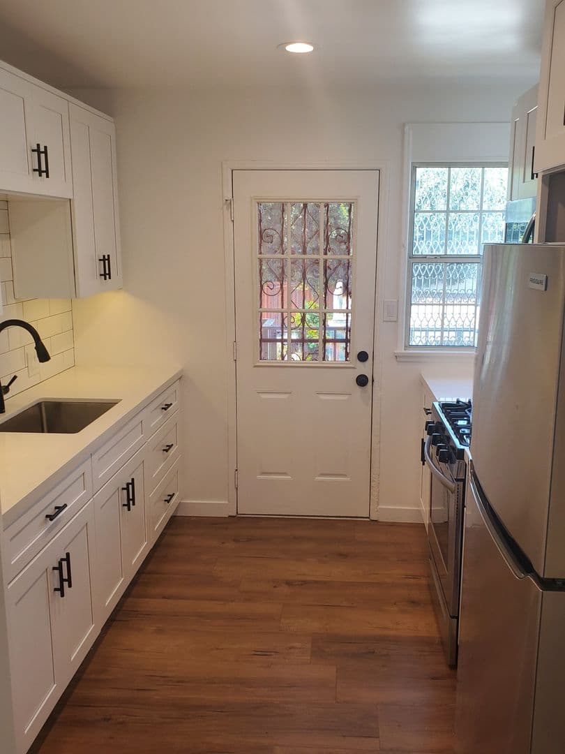 Los Angeles Condo: 5637 ½ CORBETT St