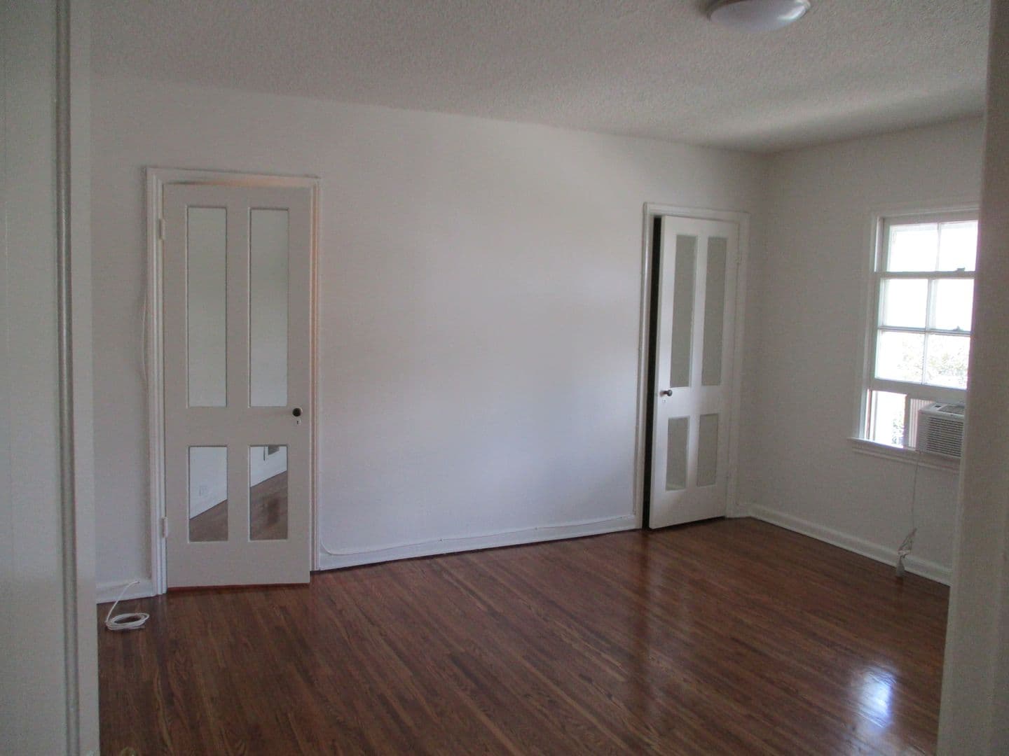 LOS ANGELES Apartment: 1000-1004 TIVERTON AVE/10844-52 WEYBURN AVE