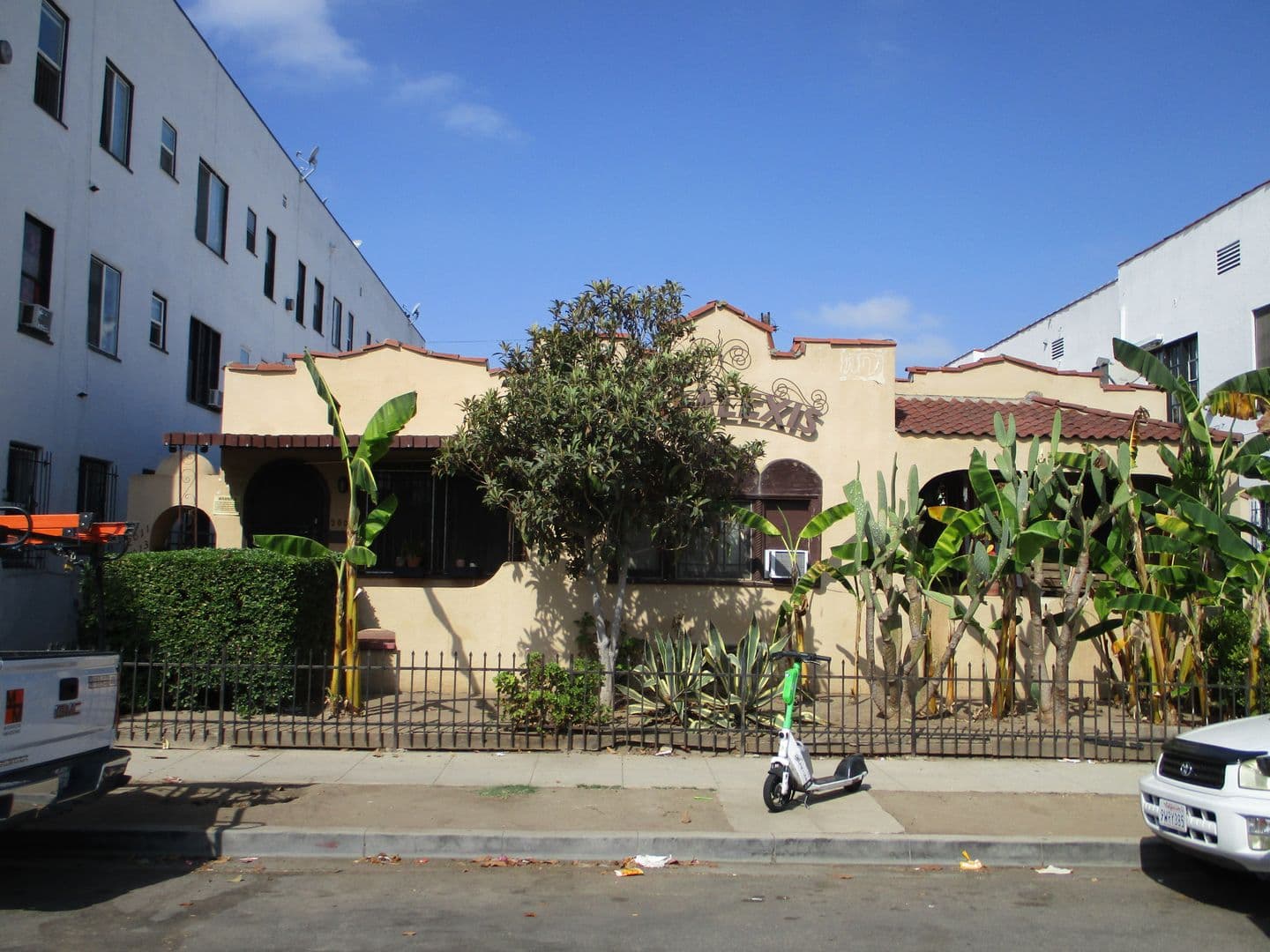 LOS ANGELES Apartment: 2007 2ND AVE.