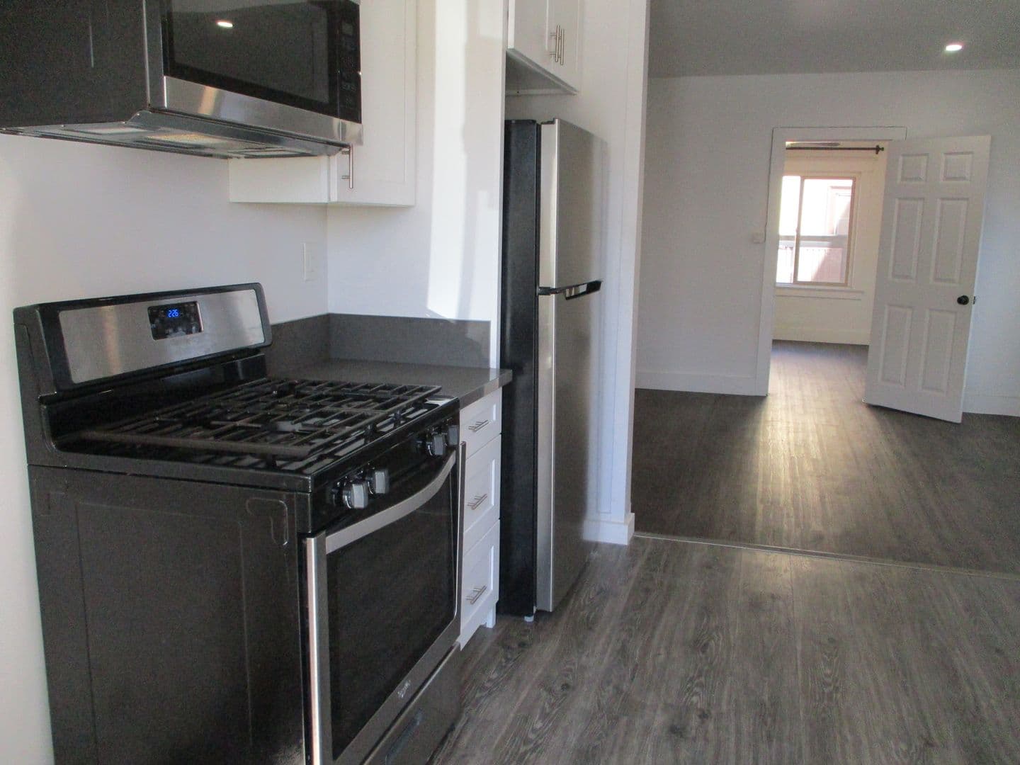 LOS ANGELES Apartment: 2007 2ND AVE.