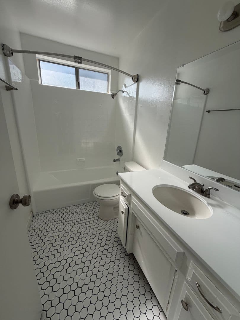 LOS ANGELES Apartment: 3344 MENTONE AVE