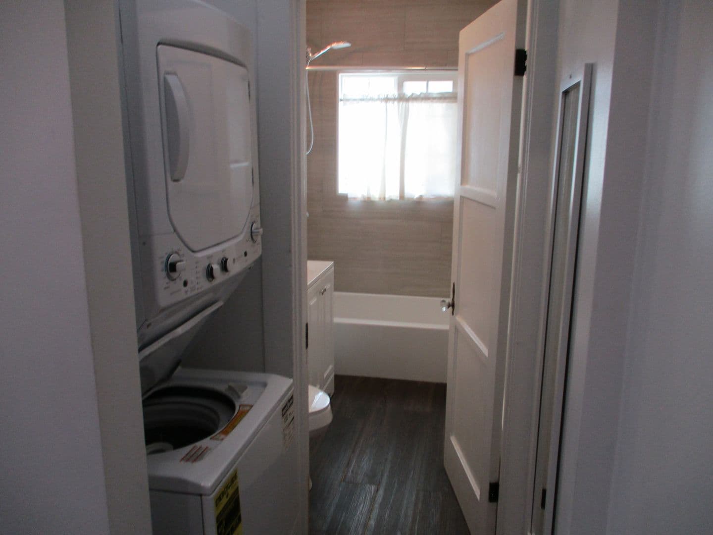 LOS ANGELES Apartment: 2007 2ND AVE.