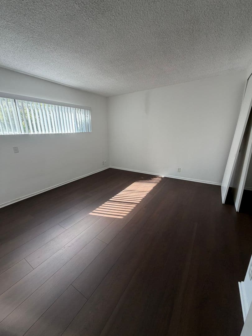LOS ANGELES Apartment: 3344 MENTONE AVE