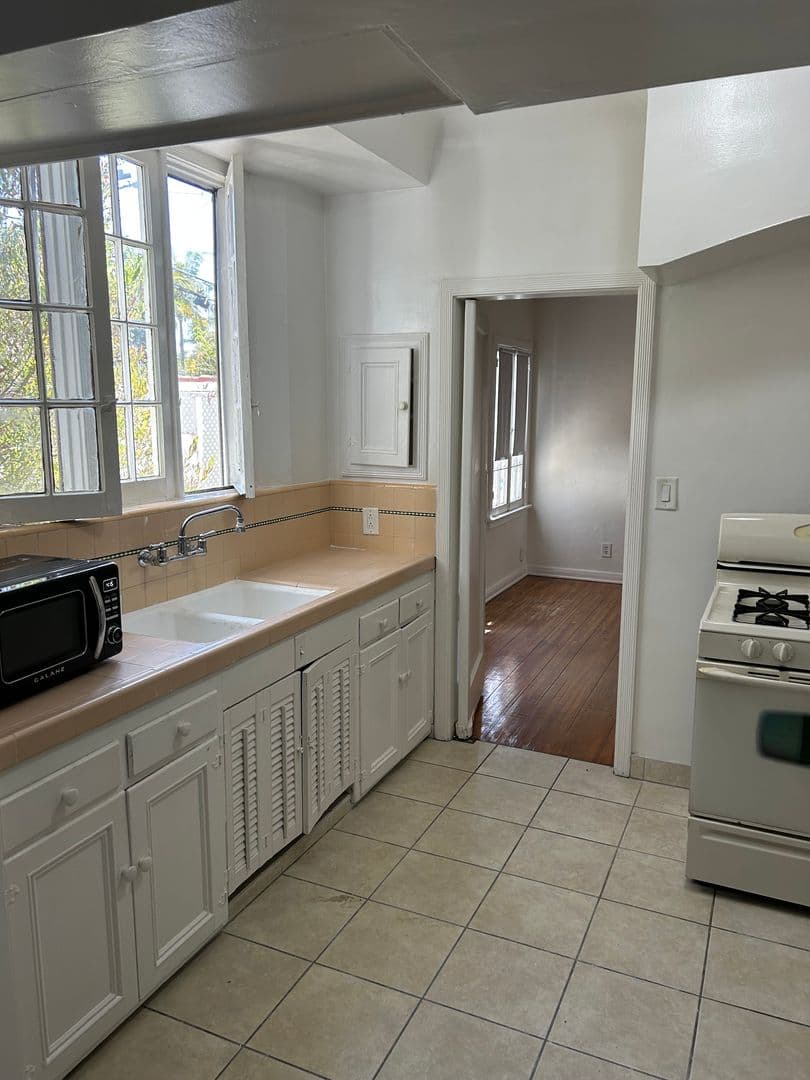 LOS ANGELES Apartment: 6446 - 50 1/2 W. OLYMPIC BLVD