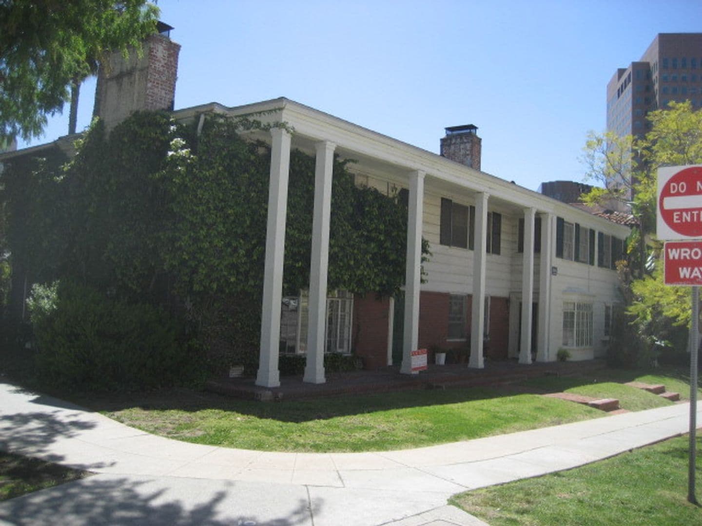 LOS ANGELES Apartment: 1000-1004 TIVERTON AVE/10844-52 WEYBURN AVE