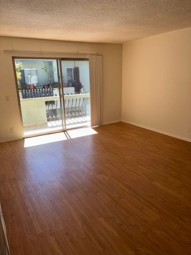 LOS ANGELES Apartment: 3338 MENTONE AVE.