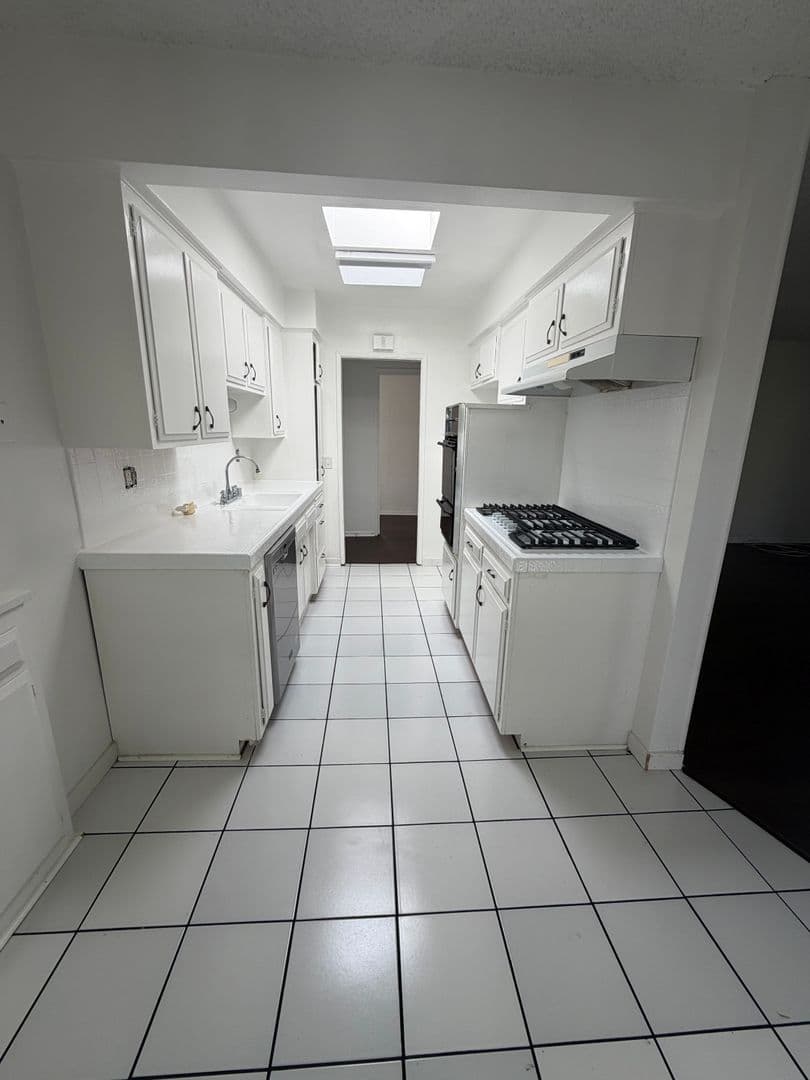 LOS ANGELES Apartment: 3344 MENTONE AVE