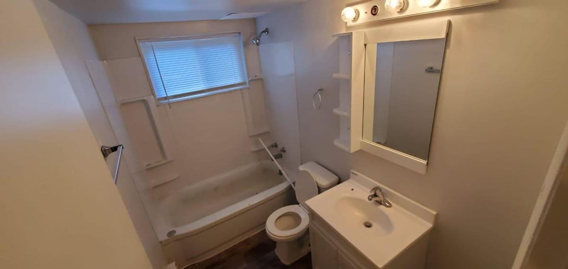 Winthrop Harbor Apartment: 608 Sheridan Rd