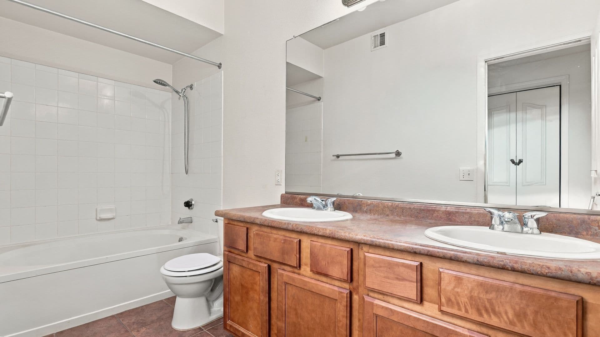 Phoenix Condo: 16013 S Desert Foothills Pkwy 2049
